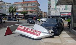 Manavgat’ta çarpışan araç yön tabelasını devirdi