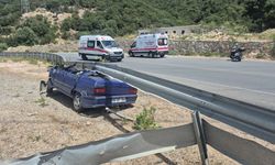 Bodrum’da virajı alamayan otomobil bariyerlere saplandı