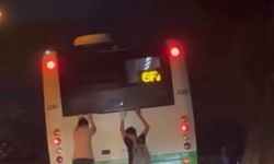 Otobüsün arkasına tutunan gençler trafikte panik yarattı
