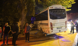 Kontrolden çıkan minibüs iş yerine girdi: 2 yaralı