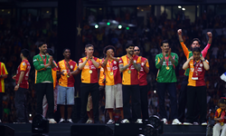 Galatasaray’da şampiyonluk coşkusu geceye damga vurdu