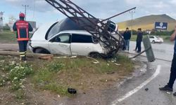 Elazığ-Bingöl kara yolunda araç, yüksek gerilim direğine çarptı