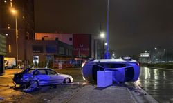 Kayseri'de park halindeki araca çarpan otomobil devrildi