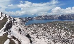 Nemrut Krater Gölü’nde iki mevsim bir arada