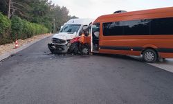 Antalya Serik’te tur minibüsleri çarpıştı: 13 yaralı