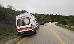 Tosya’da otomobil şarampole çarptı