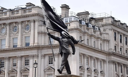 Banksy’den Londra’da körleşme göndermeli heykel