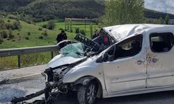 Yozgat’ta hafif ticari araç bariyerlere çarptı: 6 yaralı