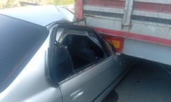 Beypazarı’nda otomobil tıra çarptı: 4 yaralı