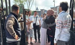 Öğrenciler sınavda, veliler okul önünde heyecan yaşadı