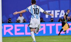 Arjantin lider çıktı! Messi tarihe geçen golünü attı