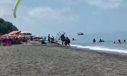 Kontrolden çıkan motorlu paraşüt vatandaşların arasına daldı