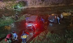 Trafikte makas faciayla bitti! İki araç dereye savruldu