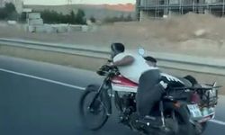Elazığ’da tehlikeli motosiklet yolculuğu kamerada