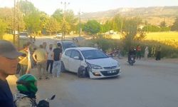 Adıyaman’da otomobil direğe çarptı: 5 yaralı