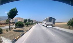 Hatay’da fırtına konteyneri yola savurdu