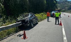 Artvin’de otomobil bariyerlere saplandı