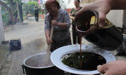Kemaliye'de odun ateşinde kaynatılan dutlar şifaya dönüşüyor