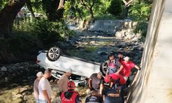 Edremit’te otomobil dereye uçtu