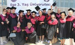Ege Üniversitesi’nde 60 yaş üstü bireylerin mezuniyet gururu