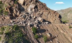 Erzurum Oltu'da yağış sonrası dev kayalar yolu kapattı