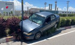 Karaman'da otomobil refüje çıktı: 3 yaralı