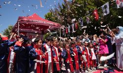 Keçiörenli minikler mezuniyet töreninde kep attı
