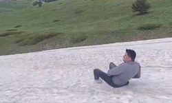 Haziranda Köroğlu zirvesinde kar eğlencesi