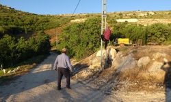 Malatyada mezra sakinleri telefon için direğe çıkıyor
