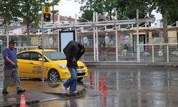 Sakarya’da etkili olan yağış yolları göle çevirdi