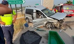 Tarsus'ta otomobil bariyerlere ve tıra çarptı