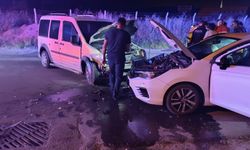 Tekirdağ'da kamyonet ile otomobil kafa kafaya çarpıştı