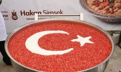 Başkan Hakan Şimşek vatandaşlara aşure ikram etti