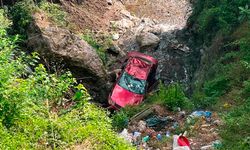 Uçuruma yuvarlanan otomobilde sürücü mahsur kaldı