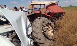 Park halindeki traktöre çarpan otomobil can aldı: 3 ölü, 1 yaralı