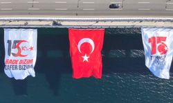 1915 Çanakkale Köprüsü'nde 15 Temmuz için Türk bayrağı dalgalandırıldı
