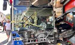 Mamak’ta kontrolden çıkan EGO otobüsü iş yerine daldı