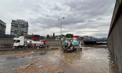 Ankara'da sağanakta alt geçitte mahsur kalan sürücü isyan etti
