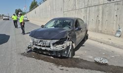Adıyaman’da lastiği patlayan araç bariyerlere çarptı