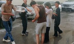 Eskişehir'de sıcağa karşı su savaşı! Gençlerin eğlencesi renkli görüntüler oluşturdu