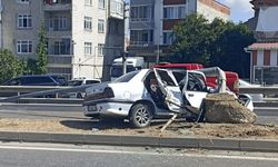 Bafra'da kontrolden çıkan otomobil, aydınlatma direğini devirdi