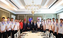 Bakan Bak, dünya şampiyonu voleybolcuları ağırladı