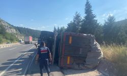Bilecik'te tır bankete devrildi