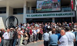 Çankaya Belediyesi operasyonu sonrası bina önünde kalabalık oluştu