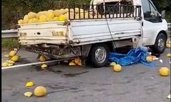 Görele'de kamyonet ile otomobil çarpıştı, kavunlar yola saçıldı