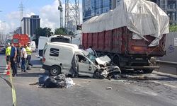 İstanbul'da feci kaza: Otomobil tıra çarptı