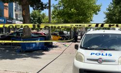 Konya'da kontrolden çıkan taksi kaldırımdaki anne ve kızına çarptı