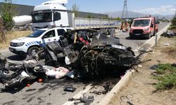 Malatya’da otomobil tıra çarptı