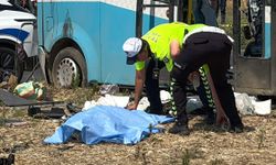 Manisa'da kavşakta çarpışan araçlar refüje çıktı: 1 ölü, 11 yaralı