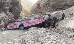 Pakistan'da otobüs çukura düştü: 40 ölü